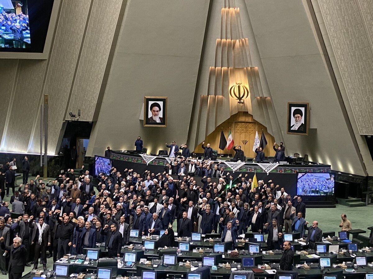 نمایندگان مجلس شورای اسلامی پس از نطق رئیس مجلس شورای اسلامی در مورد شهادت سید حسن نصرالله شعار مرگ بر آمریکا و مرگ بر اسرائیل سر دادند.