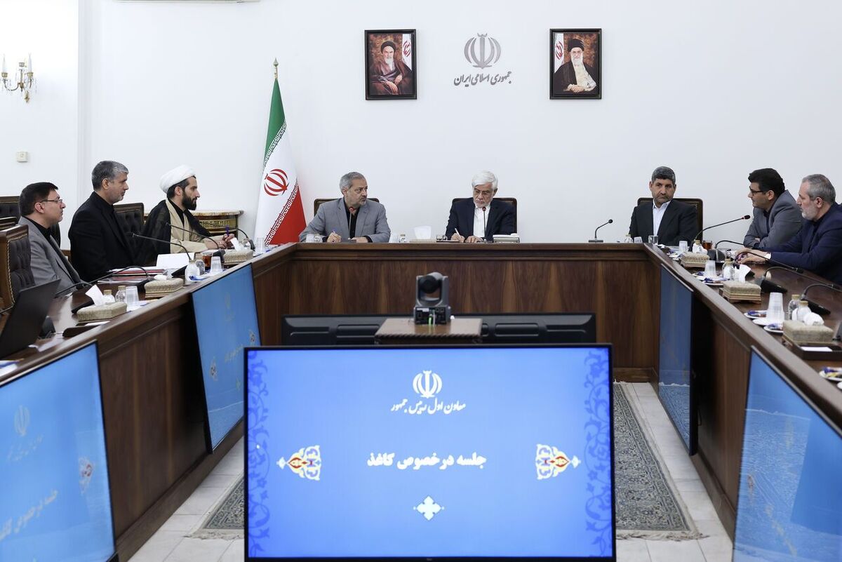معاون اول رئیس‌جمهور به معاون هماهنگی و نظارت اقتصادی و زیربنایی خود و مسئولان وزارت آموزش و پرورش دستور داد: تا در جلسه‌ای با حضور مسئولان وزارت صنعت، معدن و تجارت و بانک مرکزی ارز مورد نیاز کاغذ وارداتی کتب درسی برای نیاز سال آینده تحصیلی تأمین شود.