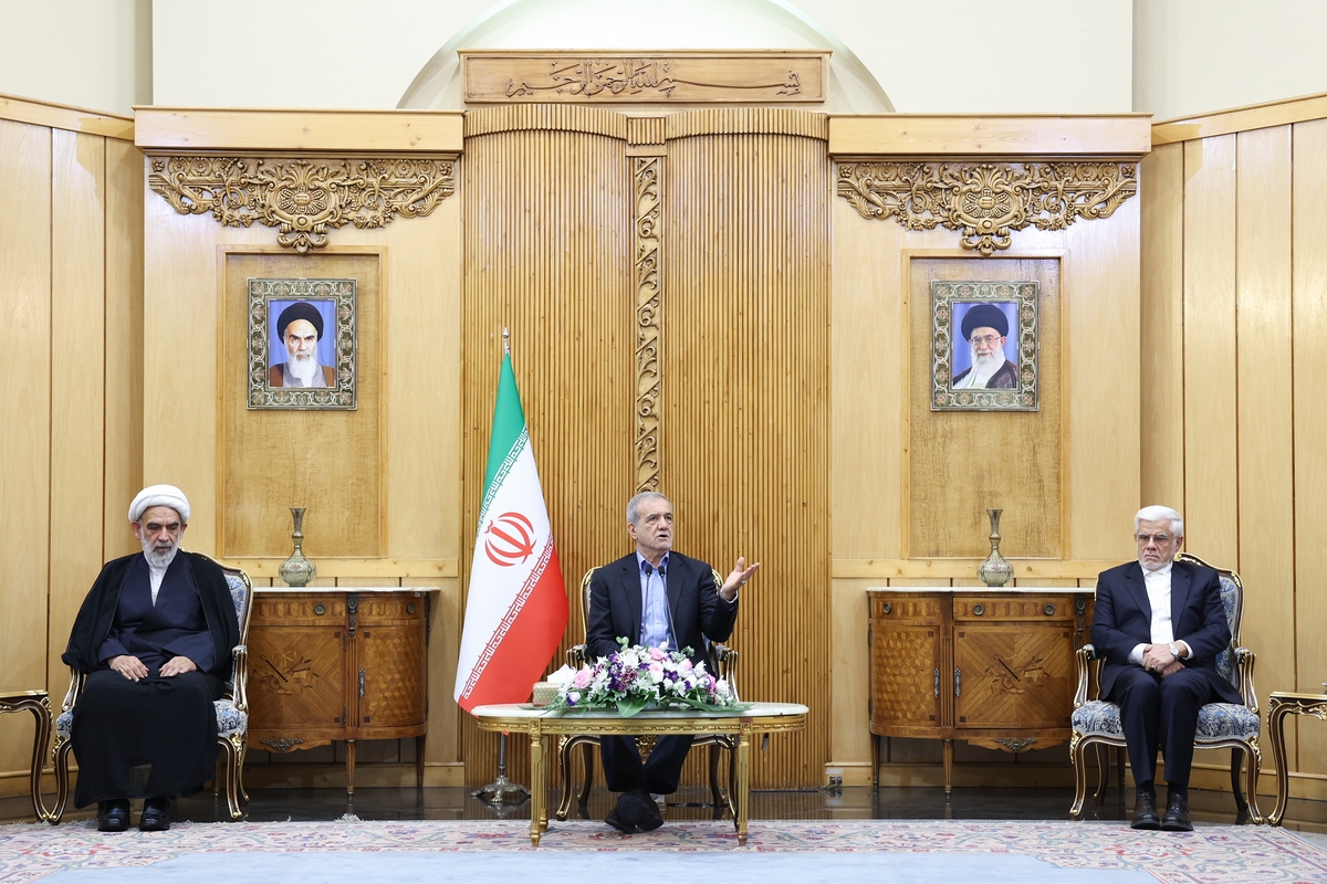 رئیس جمهور تاکید کرد: عضویت در بریکس و شرکت در نشست سران بریکس در روسیه فرصت خوبی برای تقویت ارتباط ایران با دنیا و پایان دادن به تمامیت خواهی آمریکا در سطح دنیا به شمار می رود.