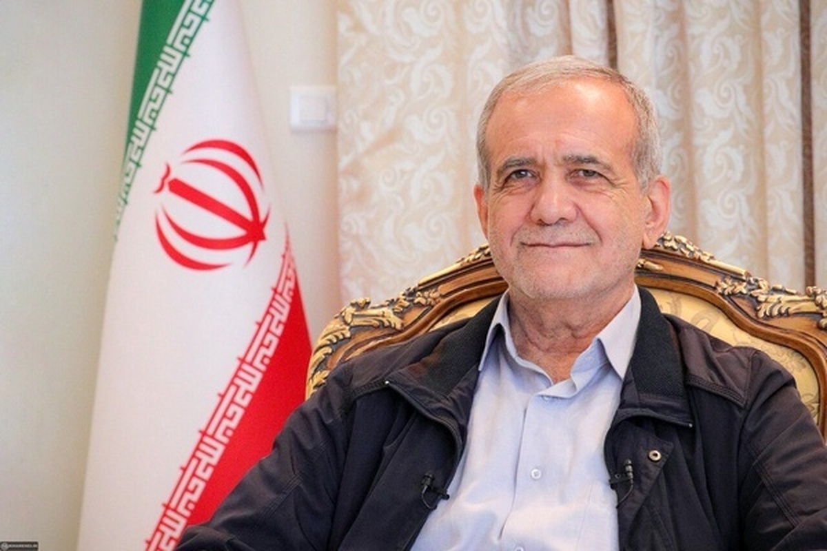 رئیس جمهور با تاکید بر اینکه تلاش می‌کنیم از هر قومیت و گروهی در مدیریت‌ها استفاده کنیم، تصریح کرد: برای اینکه ایران برای همه ایرانیان است و همه باید کمک کنند تا کشور با قدرت به جلو برود.