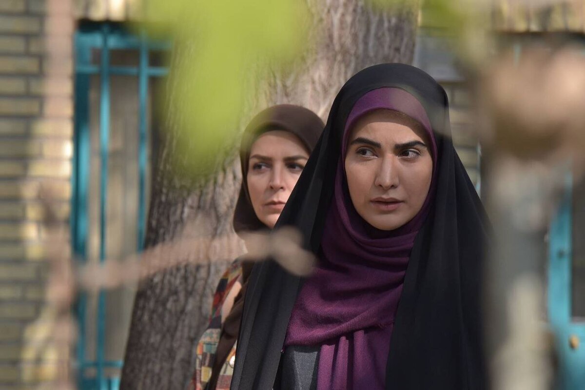 سریال «تب‌وتاب» به کارگردانی داریوش مختاری و تهیه‌کنندگی مهدی شفیعی که این روز‌ها روی آنتن شبکه آی‌فیلم قرار دارد، درباره یک خانواه ایرانی است که در روابطشان با مشکلاتی روبه‌رو هستند.