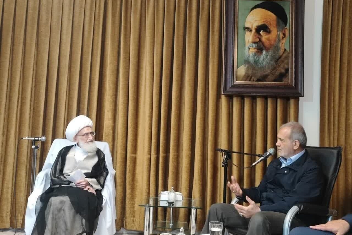 رئیس‌جمهور روز پنجشنبه با حضور در دفتر آیت‌الله حسین نوری همدانی، با این مرجع تقلید دیدار و گفتگو کرد.