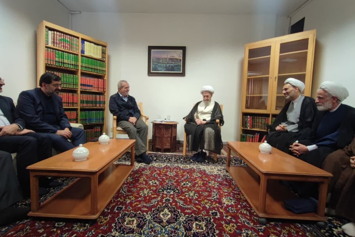 مسعود پزشکیان در ادامه سفر خود به استان قم، به دیدار آیت‌الله جعفر سبحانی، از مراجع تقلید، رفت.