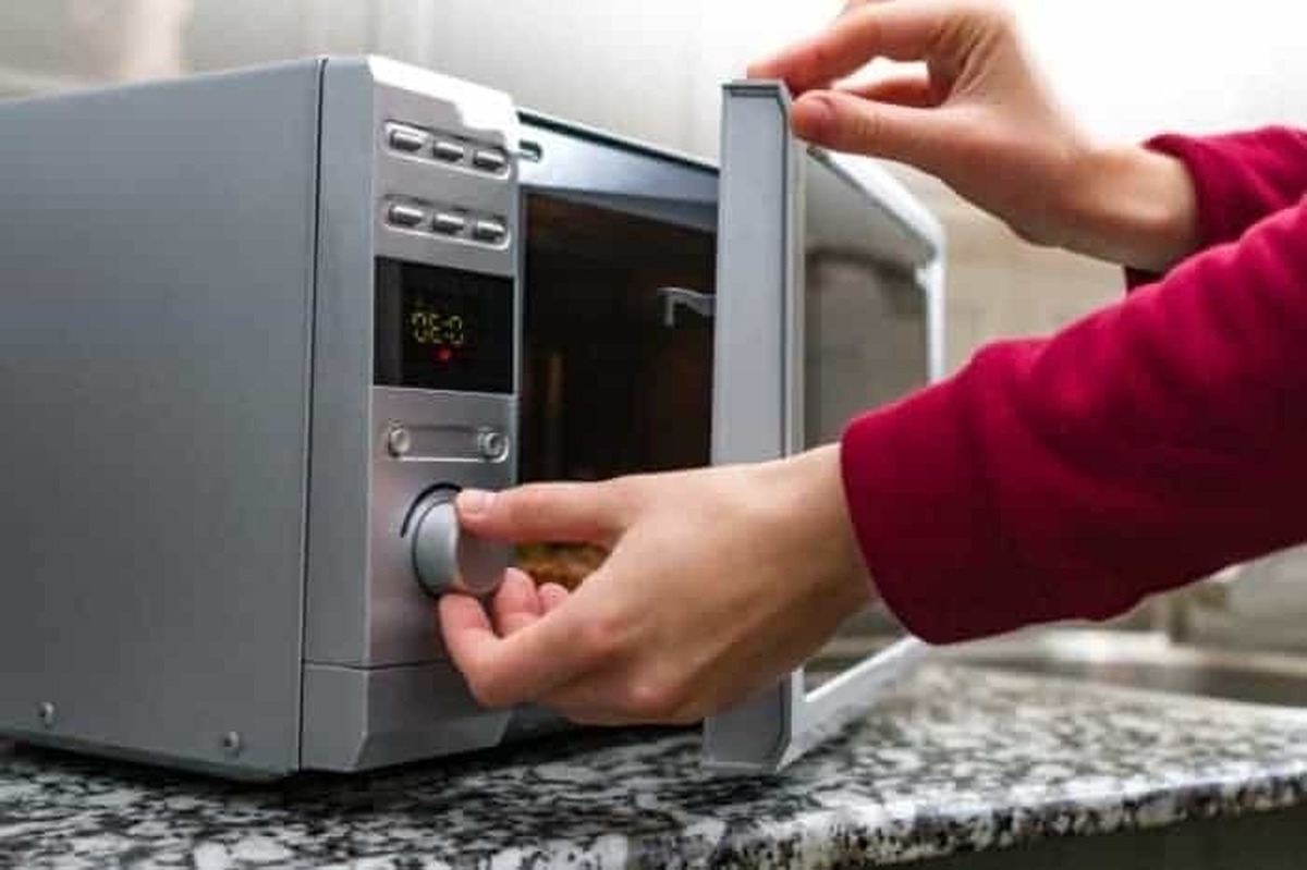 گرم کردن غذا یا یخ زدایی مواد غذایی منجمد در کمتر از یک دقیقه با ماکروویو، تغییر و تحول عظیمی در آشپزی پدید آورد، اما تمیز کردن آن هم روش‌های خود را دارد.