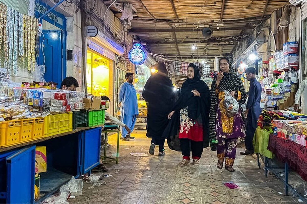 بازار سنتی بلوکان در چابهار از قدیمی‌ترین بازار‌های سنتی و صنایع دستی در این شهرستان است که به علت حضور دست‌فروشان زن میان‌سال به «بازار مادربزرگان» معروف است.