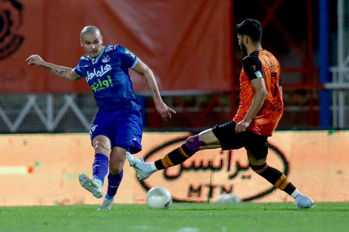 مدافع تیم فوتبال استقلال دیدار تیمش مقابل الهلال را از دست داد.