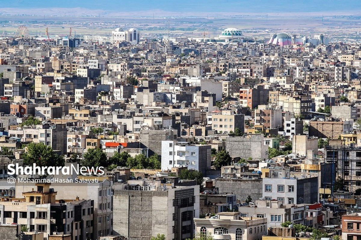 سهم مسکن در سبد هزینه خانوار به ۴۲.۴ درصد رسیده است. این در حالی است که بر اساس شاخص‌های جهانی، خانوار‌هایی که سهم مسکن در سبد هزینه‌های آن‌ها بیش از ۳۰ درصد باشد، دچار فقر مسکن هستند. به این معنا که هزینه‌های مسکن به قدری زیاد است که خانوار مجبور می‌شود سهم سایر بخش‌ها مانند خوراک، سلامت، آموزش و تفریحات را کم کند.