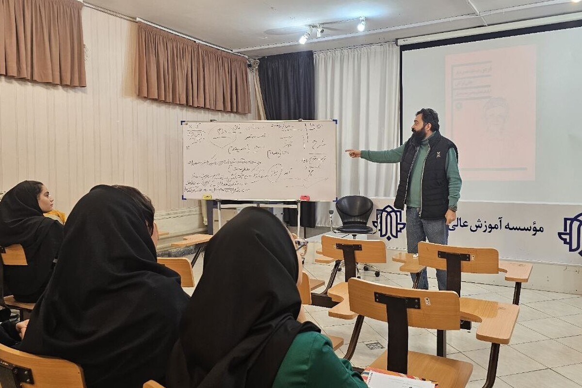 یک نمایش‌نامه‌نویس گفت: جشنواره می‌تواند یک رویکرد راهبردی در تئاتر و نمایش‌نامه‌نویسی داشته باشد؛ چون عملاً جشنواره فرصتی برای کشف استعدادهای جدید است.