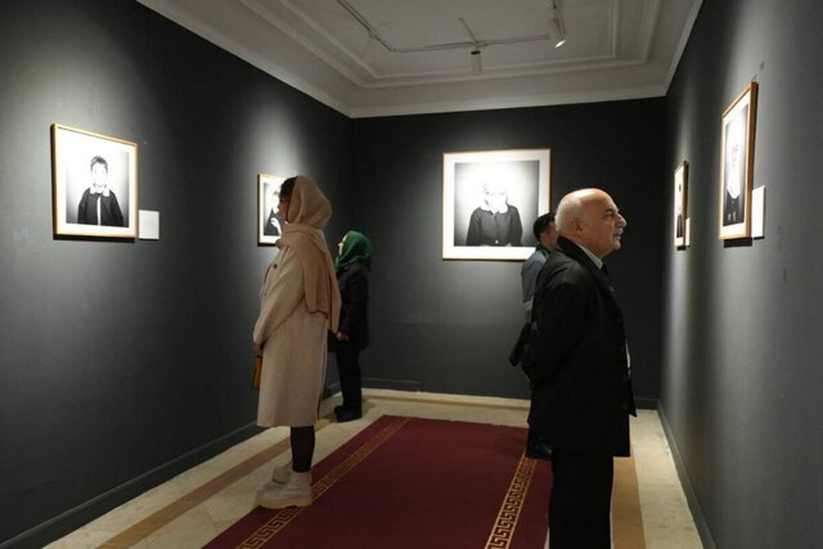 غزاله طائب پرتره‌هایی از کودکان افغانستانی را با عنوان «حیات کرانه» در گالری ماهر باغ نگارستان به نمایش گذاشت؛ انگیزه او ثبت تصاویر بچه‌هایی است که در ایران به دنیا آمدند، اما هیچگاه موفق به دریافت شناسنامه نشده‌اند و فاقد هویت رسمی هستند.