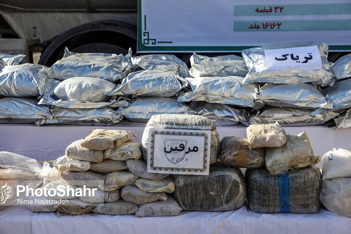 جانشین فرمانده کل انتظامی گفت: برای ممانعت از قاچاق و ورود موادمخدر به کشور، نیاز است دیپلماسی همراه‌سازی کشور‌های همسایه برای مقابله و مبارزه با این پدیده شوم در دستور کار قرار گیرد.
