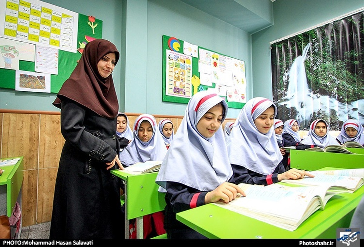 سخنگوی وزارت آموزش و پرورش گفت: معلمان می‌توانند مدارک خود را از فردا (سه‌شنبه، ۱۵ آبان) در سامانه رتبه‌بندی معلمان بارگذاری کنند. این سامانه فردا فعال می‌شود.