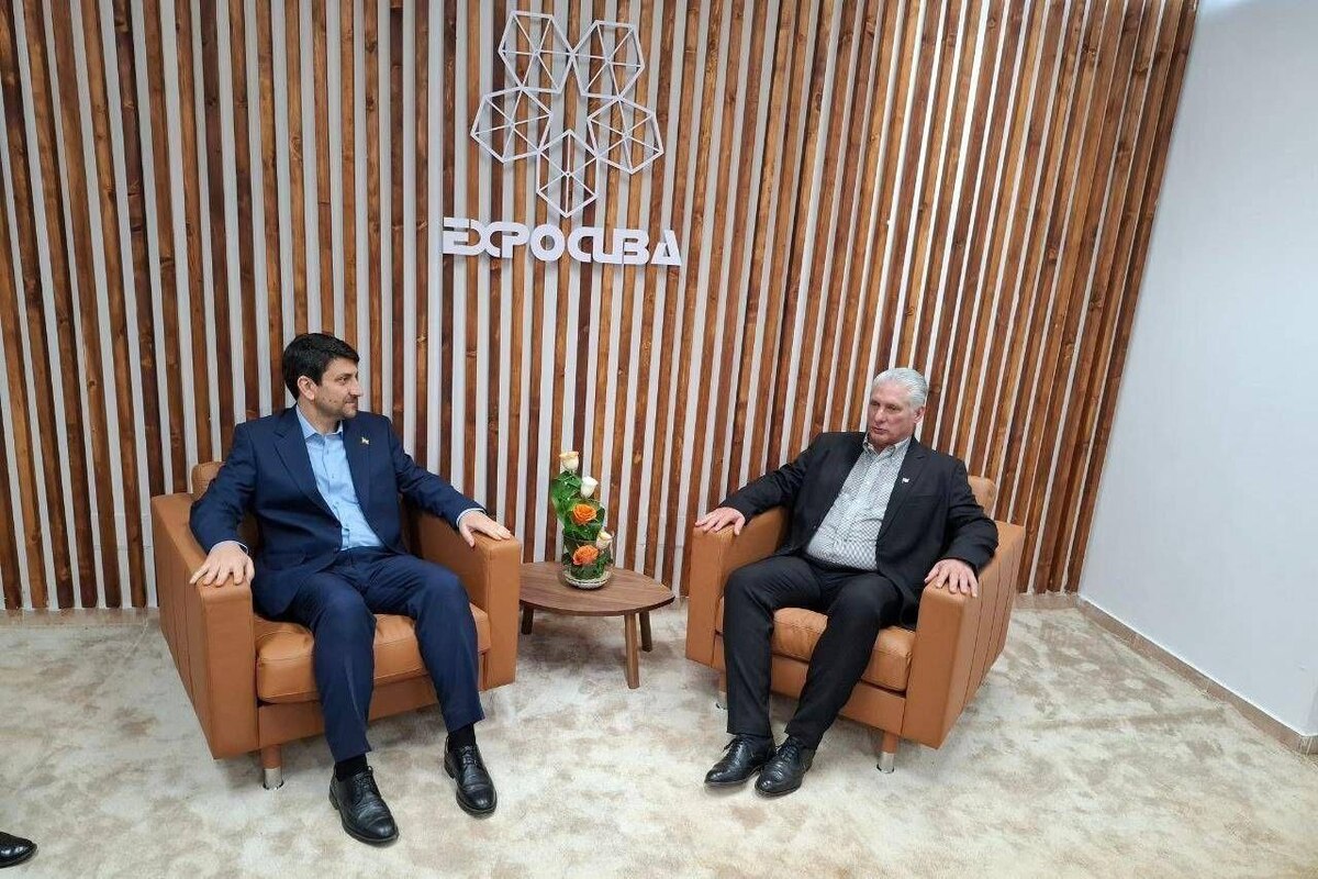 سیدستار هاشمی، وزیر ارتباطات و فناوری اطلاعات ایران، بامداد سه‌شنبه (به وقت تهران) با نیکلاس مادورو، رئیس‌جمهور ونزوئلا دیدار و درباره زمینه‌های توسعه روابط دوجانبه در عرصه‌های گوناگون به‌ویژه حوزه ارتباطات و تأمین تجهیزات مخابراتی برای این کشور گفت‌وگو کرد.