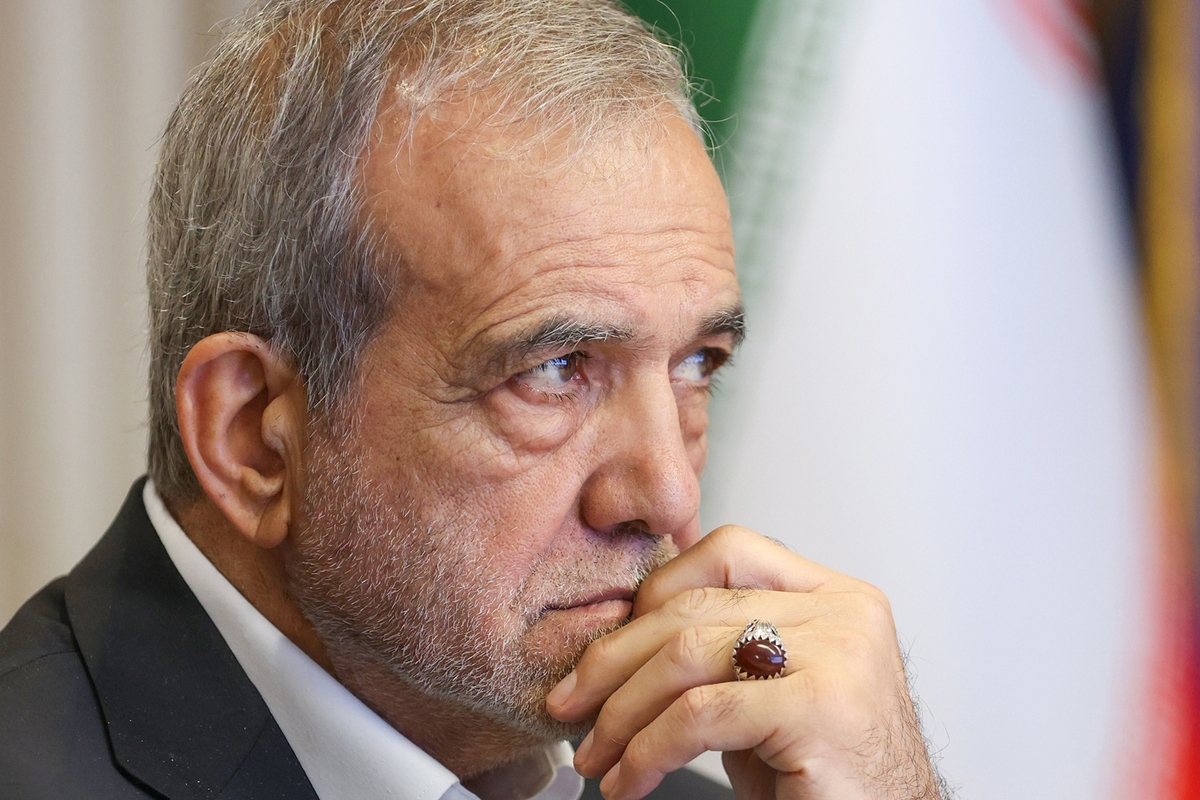 مسعود پزشکیان، رئیس شورای عالی انقلاب، ماده واحده «نحوه تعیین سهمیه مناطق داوطلبان آزمون سراسری در سال ۱۴۰۴» را که در جلسه مورخ ۱۴۰۳/۰۶/۲۰ شورای عالی انقلاب فرهنگی به‌تصویب رسیده است، برای اجرا ابلاغ کرد.