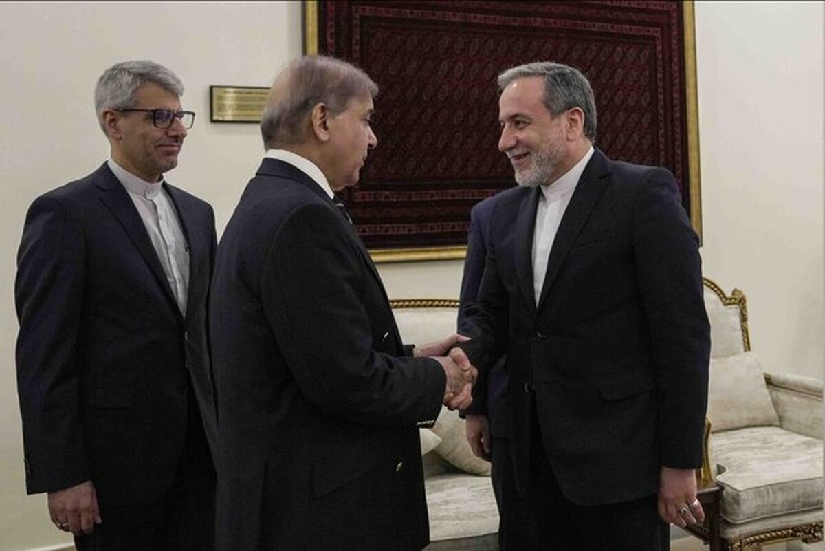 «سید عباس عراقچی» وزیر امور خارجه جمهوری اسلامی ایران با «شهباز شریف» نخست‌وزیر پاکستان دیدار کرد.