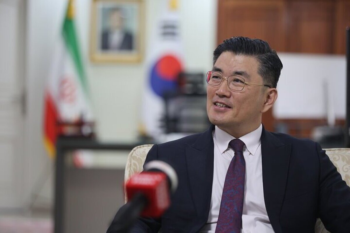 سفیر کره‌جنوبی در ایران، با خواندن ترانه قدیمی «پرسون پرسون»، اثر داوود مقامی، خواننده و ترانه‌سرای ایرانی در «شصت و دومین سالگرد برقراری روابط دیپلماتیک ایران و کره‌ جنوبی» را گرامیداشت.