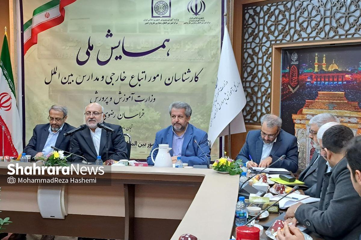 سیدمحمد طباطبایی با بیان اینکه در سال تحصیلی جدید، ۶۰۰ هزار دانش‌آموز خارجی در مدارس کشور تحصیل می‌کنند که ۹۰ درصد آن افغانستانی هستند، گفت: خدماتی که به دانش‌آموزان اتباع داده می‌شود باید در همه کشور یکسان باشد.