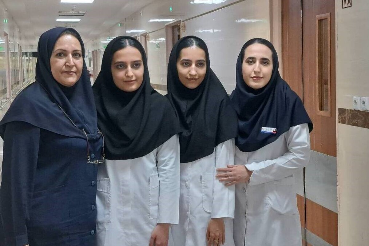 در آستانه دوران بازنشستگی، قدم‌های استوار سه فرزندش را در مسیر حرفه‌ پرستاری و با تکیه بر تجربه‌ای ٣۰ ساله، بدرقه می‌کند تا فرزندان هم با الگوگیری از مادر، تسکین‌دهنده‌ رنج‌ها و آلام بیماران نیازمند باشند.