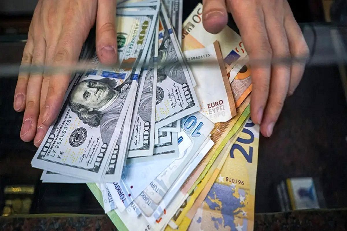 قیمت دلار روز چهارشنبه با افزایش نزدیک به دو هزار تومانی در کریدور هفتم قرار گرفت؛ اما در ادامه معاملات، کاهش ۷۰۰ تومانی داشت و به پله‌های پایانی کریدور ششم برگشت. رفت و برگشت قیمت دلار در کریدور‌های ششم و هفتم، در ساعات پایانی بازار ارز ادامه داشت. در نهایت قیمت دلار در پله پایانی کانال نهم از کریدور ششم به کار خود پایان داد.