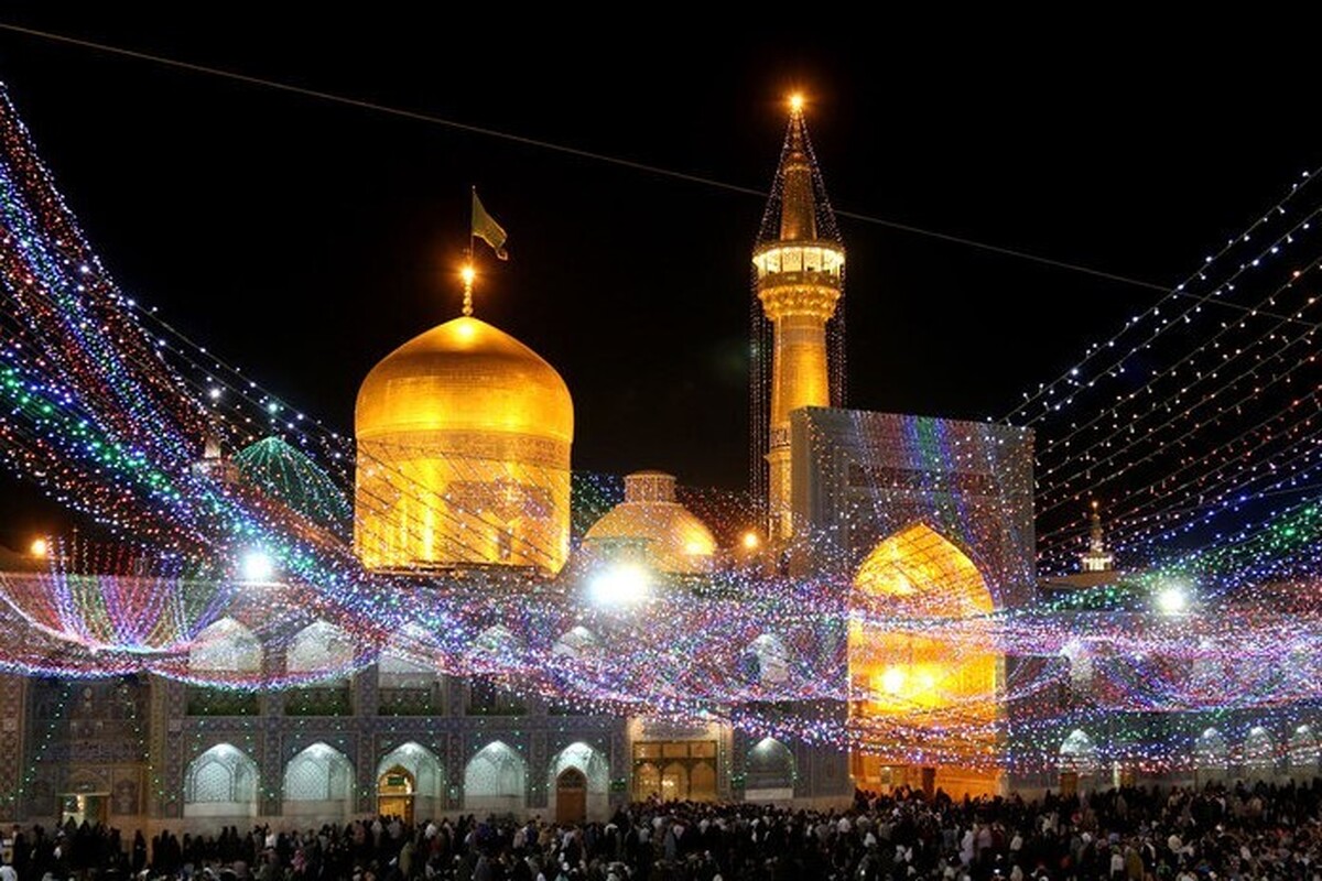 در شب میلاد باسعادت عقیله بنی‌هاشم، حضرت زینب کبری(س)، حرم مطهر رضوی غرق در شادمانی و سرور بود.