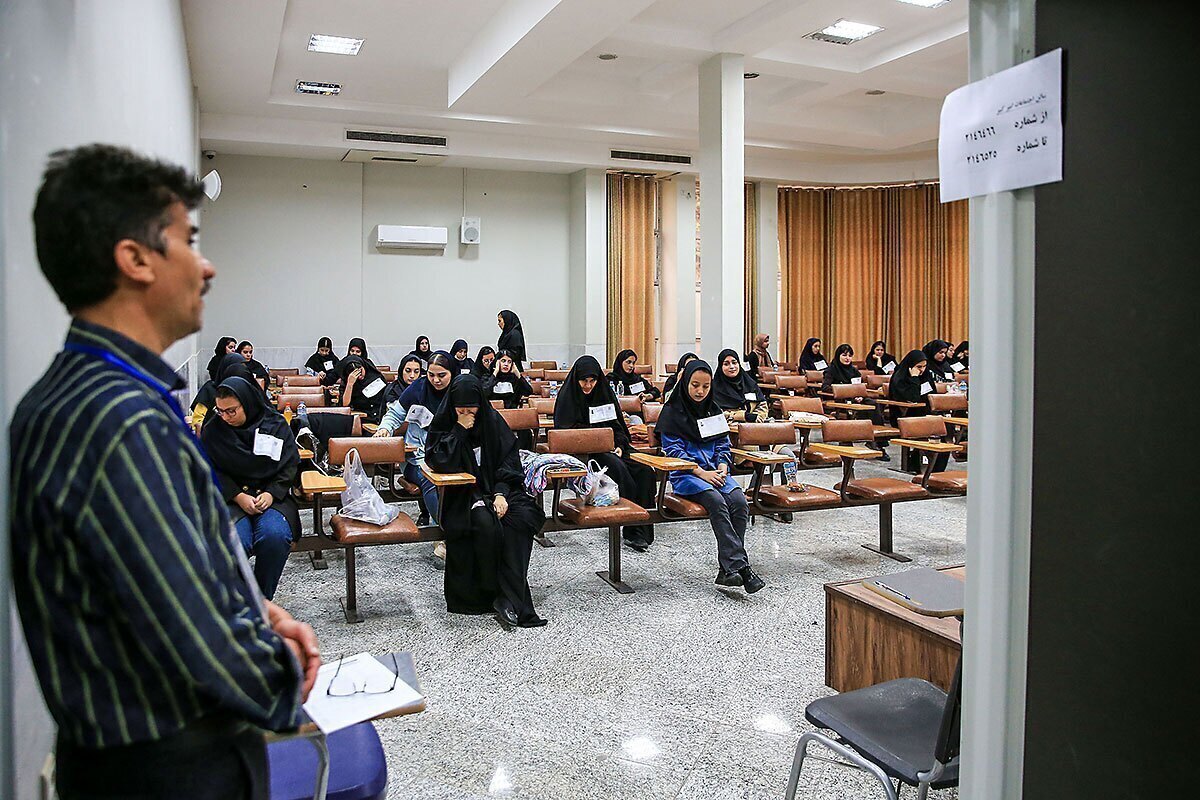 آزمون پذیرش متقاضیان پروانه کارآموزی وکالت دادگستری سال ۱۴۰۳ صبح امروز پنجشنبه (۱۷ آبان ماه) در ۳۵ شهر برگزار شد.