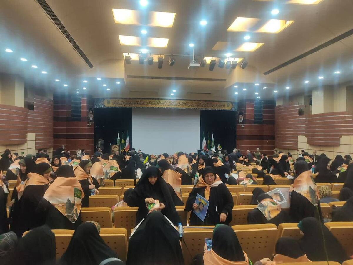 همزمان با سالروز ولادت حضرت زینب (س) هشتمین گردهمایی شهدای خواهران و برادران جهان اسلام در سالن همایش‌های حرم مطهر رضوی در مشهد برگزار شد