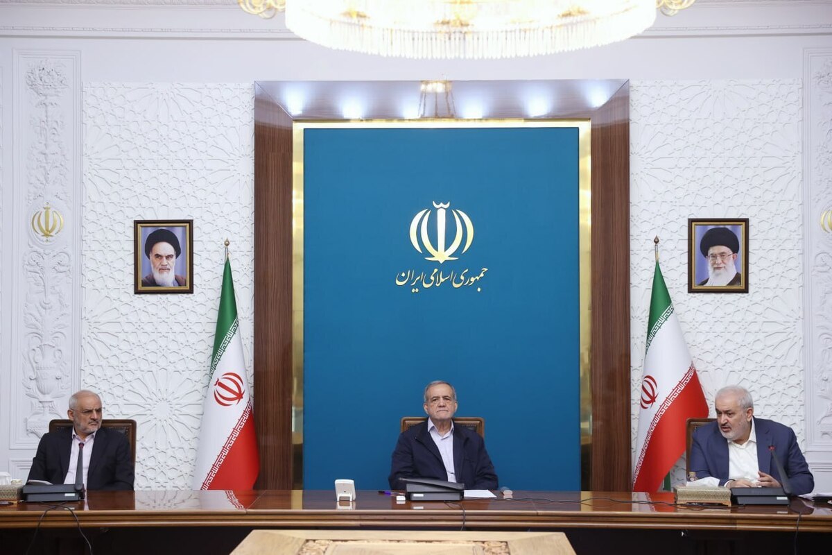 جلسه «بررسی راهکارهای رفع ناترازی برق و توسعه نیروگاه‌های تجدیدپذیر» صبح امروز شنبه به ریاست رئیس جمهور و با حضور رئیس دفتر رئیس جمهور، وزیر نیرو، وزیر امور اقتصادی و دارایی، رئیس سازمان برنامه و بودجه و تعدادی از مدیران بخش خصوصی و سرمایه‌گذاران فعال در حوزه ساخت نیروگاه‌های برق برگزار شد.