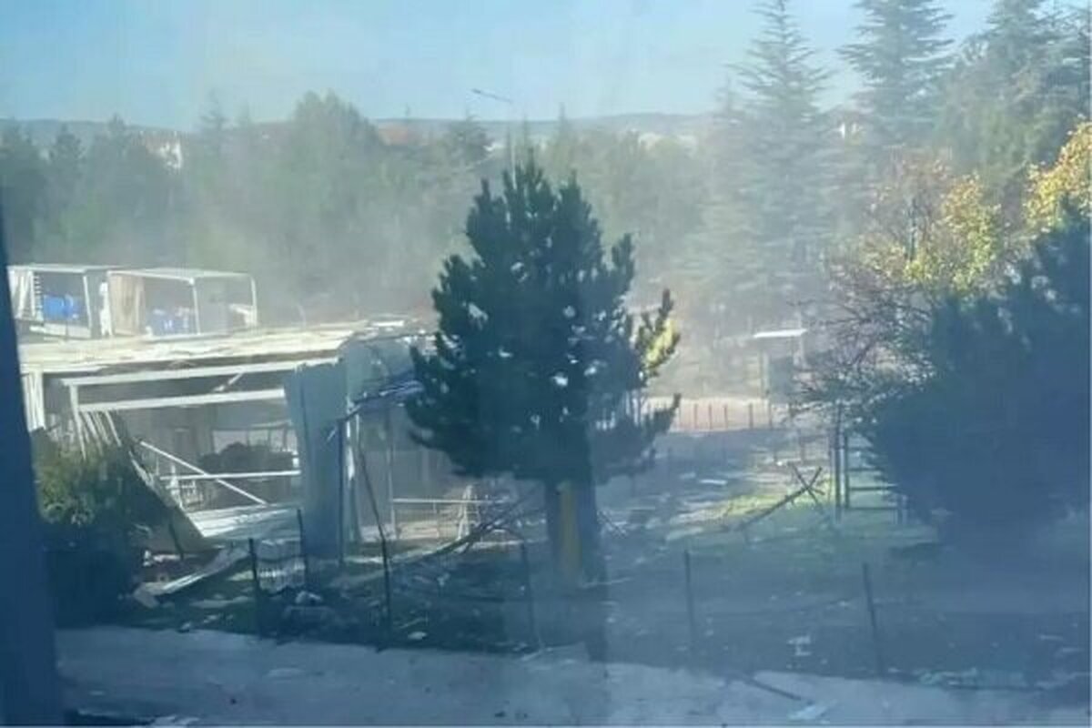 وزارت کشور ترکیه از حمله تروریستی به شرکت صنایع هوافضای این کشور در شهر آنکارا خبر داد؛ حمله‌ای که به گفته برخی منابع، کشته شدن هر دو مهاجم را پس از درگیری با نیرو‌های امنیتی ترکیه در پی داشت.