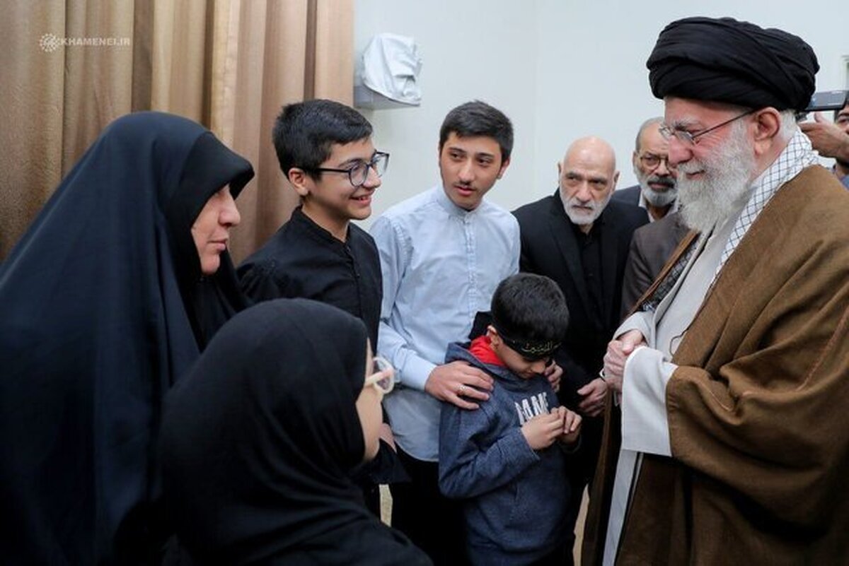 ظهر امروز سه‌شنبه دوم آبان‌ماه، خانواده‌ی شهید معصومه کرباسی و همسر لبنانی ایشان با رهبر انقلاب اسلامی دیدار کردند. شنبه ۲۸ مهرماه بود که در حمله هوایی رژیم صهیونیستی به بیروت، دکتر رضا عواضه و همسر ایرانی او، معصومه کرباسی به شهادت رسیدند.