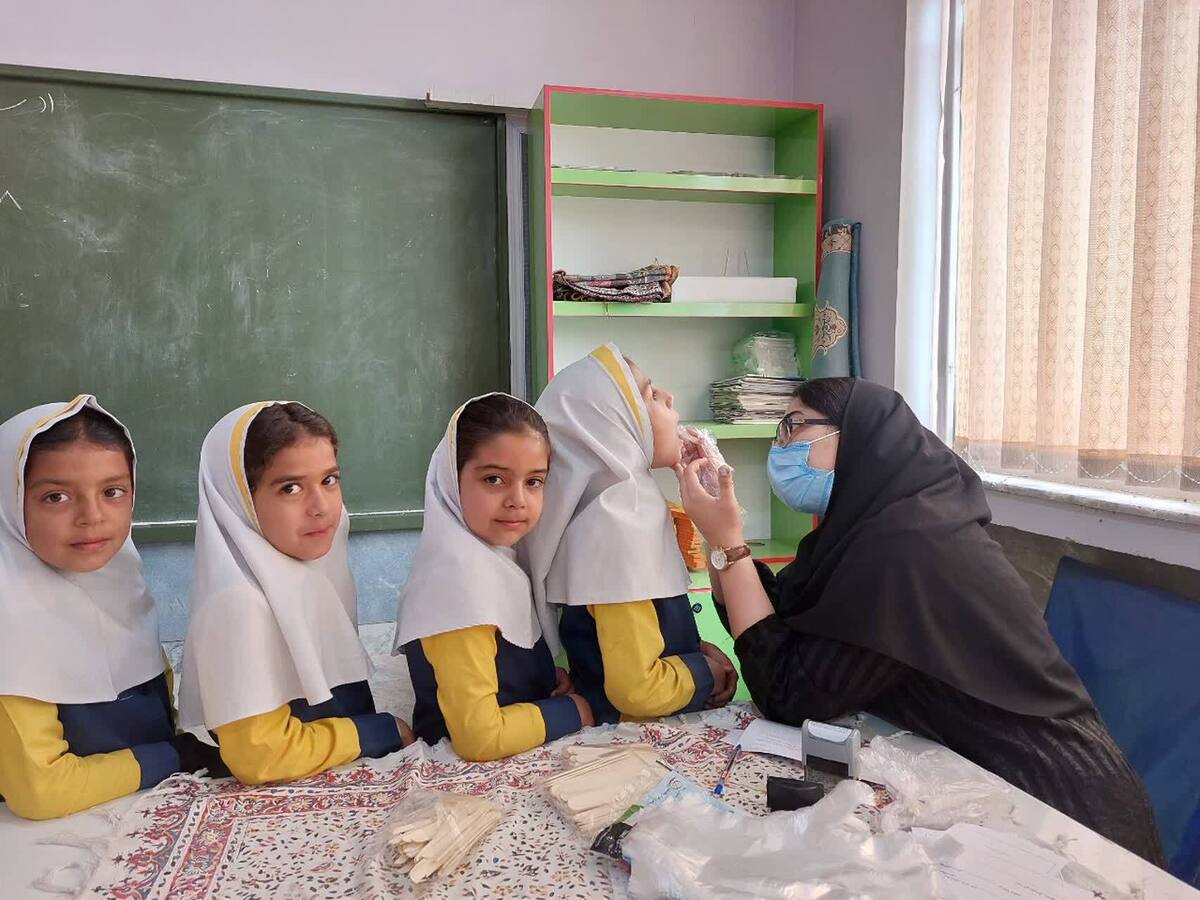 مرحله نخست طرح کشوری وارنیش فلوراید دانش‌آموزان ابتدایی در سال تحصیلی ۱۴۰۴‏-۱۴۰۳ با اولویت پایه اول تا سوم آغاز شد و تا پایان دی ماه ادامه دارد. 