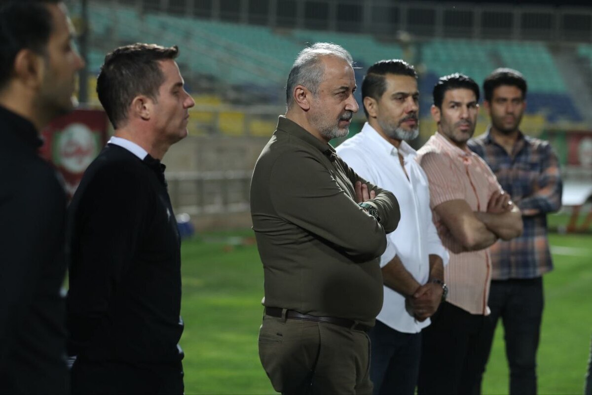 مدیرعامل پرسپولیس مجبور است از بین سرمربی این تیم و هوادار متمول یکی را انتخاب کند.