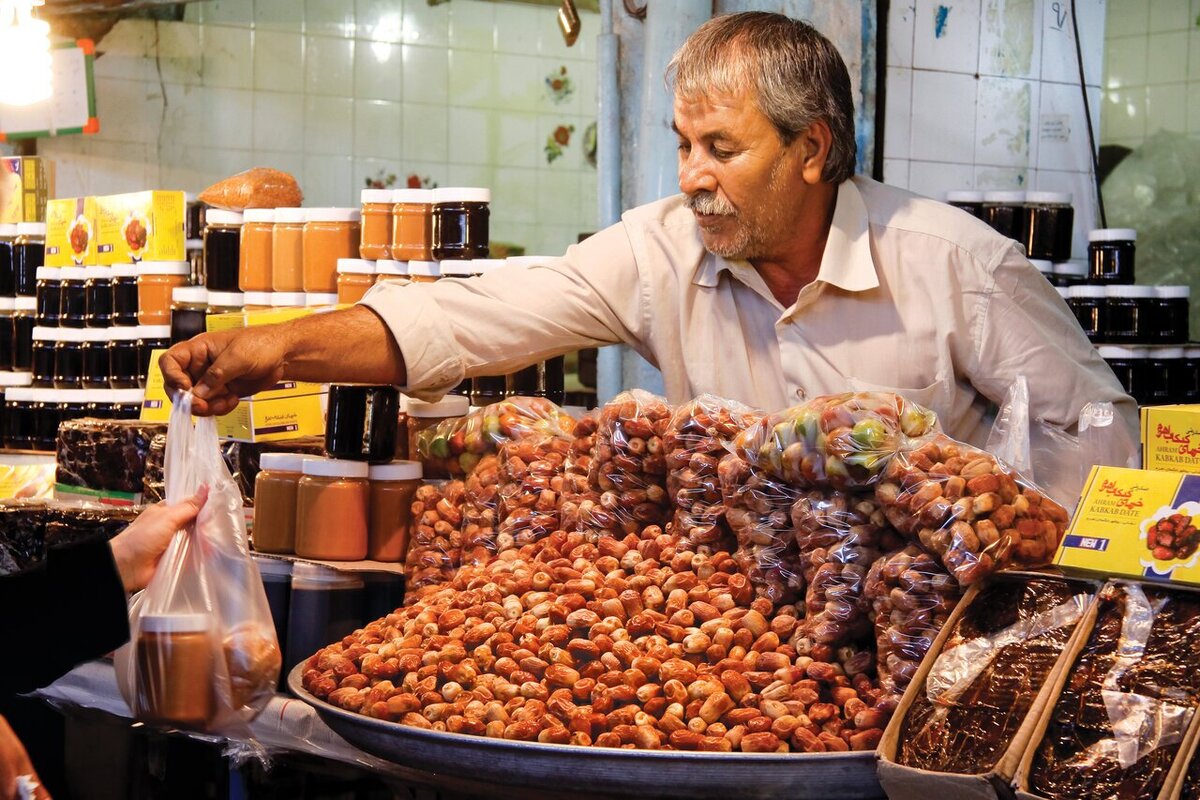 اتحادیه بارفروشان مشهد قیمت ۵ نوع خرما در میادین میوه و تره بار را اعلام کرد.