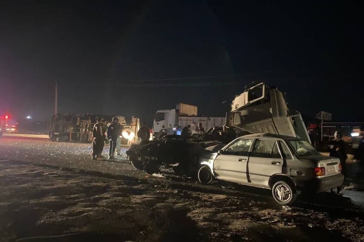 به دنبال بارندگی‌های روز گذشته و لغزندگی معابر چندین خودرو بامداد امروز در اتوبان پاسداران تبریز با یکدیگر تصادف کردند.