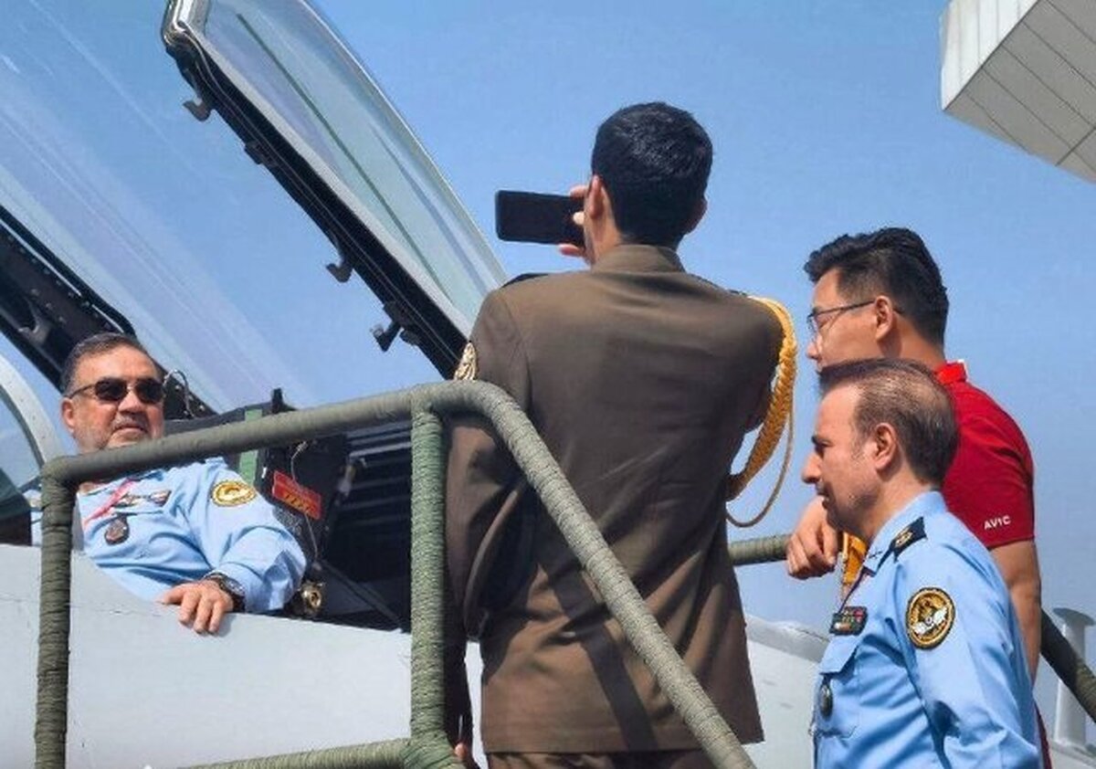 فرمانده نیروی هوایی ارتش کشورمان به چین رفت و از نمایشگاه نظامی این کشور بازدید کرد.