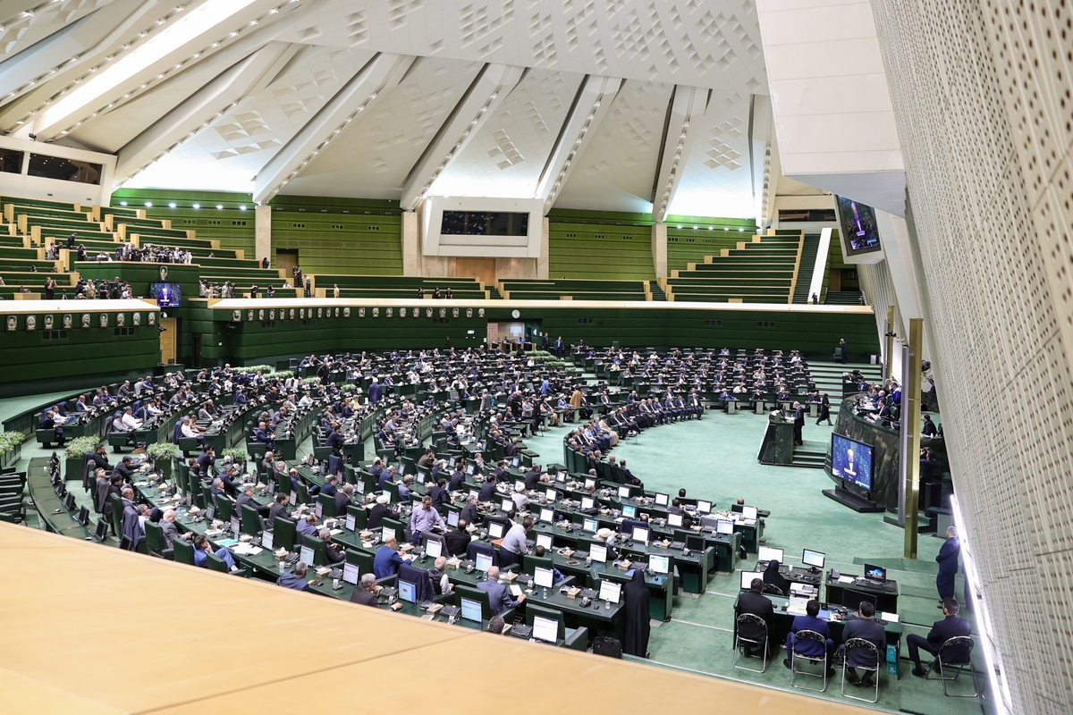 با تصویب نمایندگان مجلس شورای اسلامی، هدیه‌های دریافتی نمایندگان مجلس در سفرهای خارجی (دیپلماتیک) باید به مجلس تحویل داده شود.