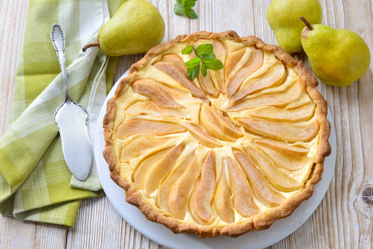 در طرز تهیه تارت گلابی از موادی مانند گلابی، تخم‌مرغ، ماست و کره استفاده می‌شود و به همین دلیل می‌توانید یک تکه از آن را در بسته تغذیه مدرسه دانش‌آموزان قرار دهید.
