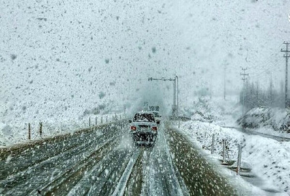 کارشناس مرکز مدیریت راه‌های کشور از بارش برف و باران و مه‌گرفتگی در محورهای برون‌شهری ۱۱ استان کشور خبر داد.