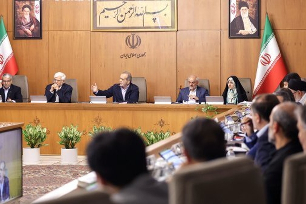 رئیس‌جمهور با بیان اینکه فیلترینگ قرار بود مشکلی را از کشور حل کند، اما علاوه بر بدترکردن شرایط، موجب ایجاد رانت‌خواری در فروش فیلترشکن و ایجاد نارضایتی برای مردم نیز شده است، گفت: طرح دولت برای رفع فیلترینگ به معنای رهاکردن فضای مجازی نیست؛ بلکه موجب توسعه و تقویت حکمرانی و استفاده بهینه مردم از آن خواهد شد.