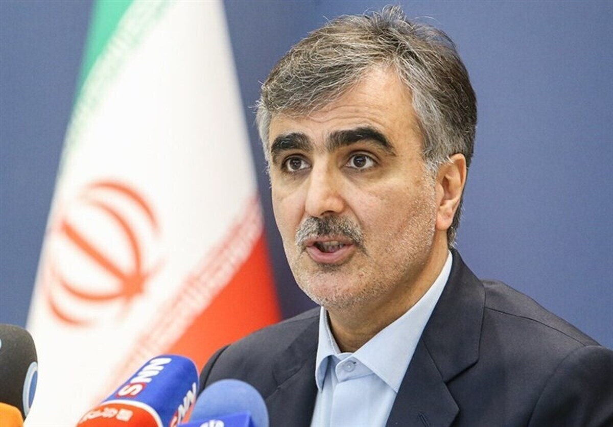 محمدرضا فرزین، رئیس‌کل بانک مرکزی، گفت: نرخ بازار غیررسمی ارز تابع عوامل مختلفی اعم از عوامل انتظاری است. ولی ما در بازار حضور داریم و ان‌شاءالله قیمت ارز در همین محدوده‌ها حفظ بشود.