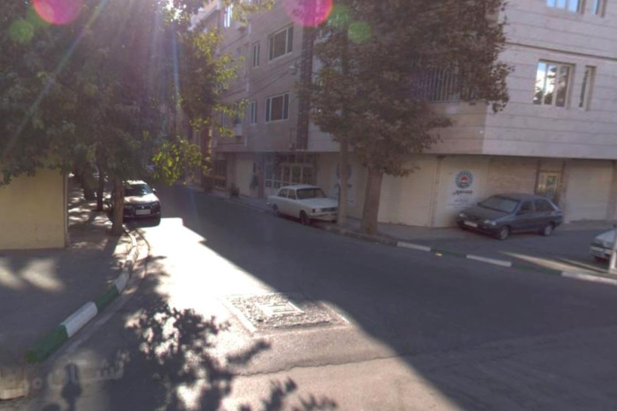 اهالی خیابان مجد ۲۱ با انتقاد از عدم وجود سرعت گیر در این خیابان می‌گویند، سرعت بالای رانندگان وسایط نقلیه در این معبر باعث برو تصادف‌های منجر به آسیب‌های فیزیکی به عابران و سرنشینان می‌شود.