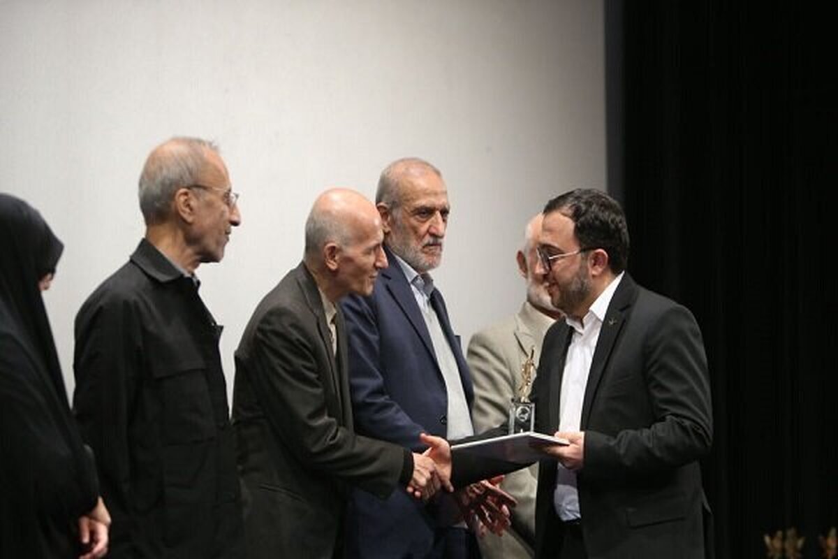 تندیس و لوح قدردانی بیست‌وپنجمین دوره جایزه ترویج علم ایران به کانون پرورش فکری کودکان و نوجوانان رسید.