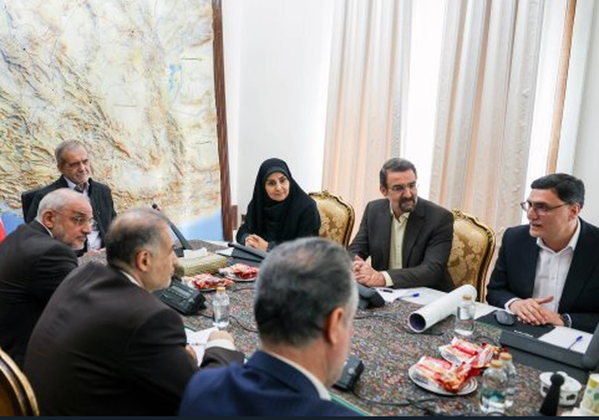 رئیس جمهور در نشستی با وزیر راه و شهرسازی و سفیر ایران در روسیه بر تسریع در ساخت کریدور خط آهن شمال جنوب تأکید کرد.