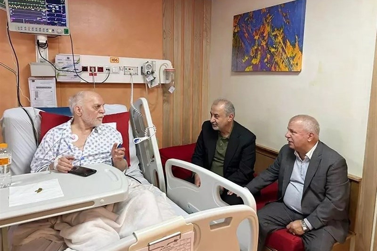 مدیرعامل باشگاه پرسپولیس و علی پروین امروز با حضور در بیمارستان از پیشکسوت و اسطوره باشگاه پرسپولیس عیادت کردند.