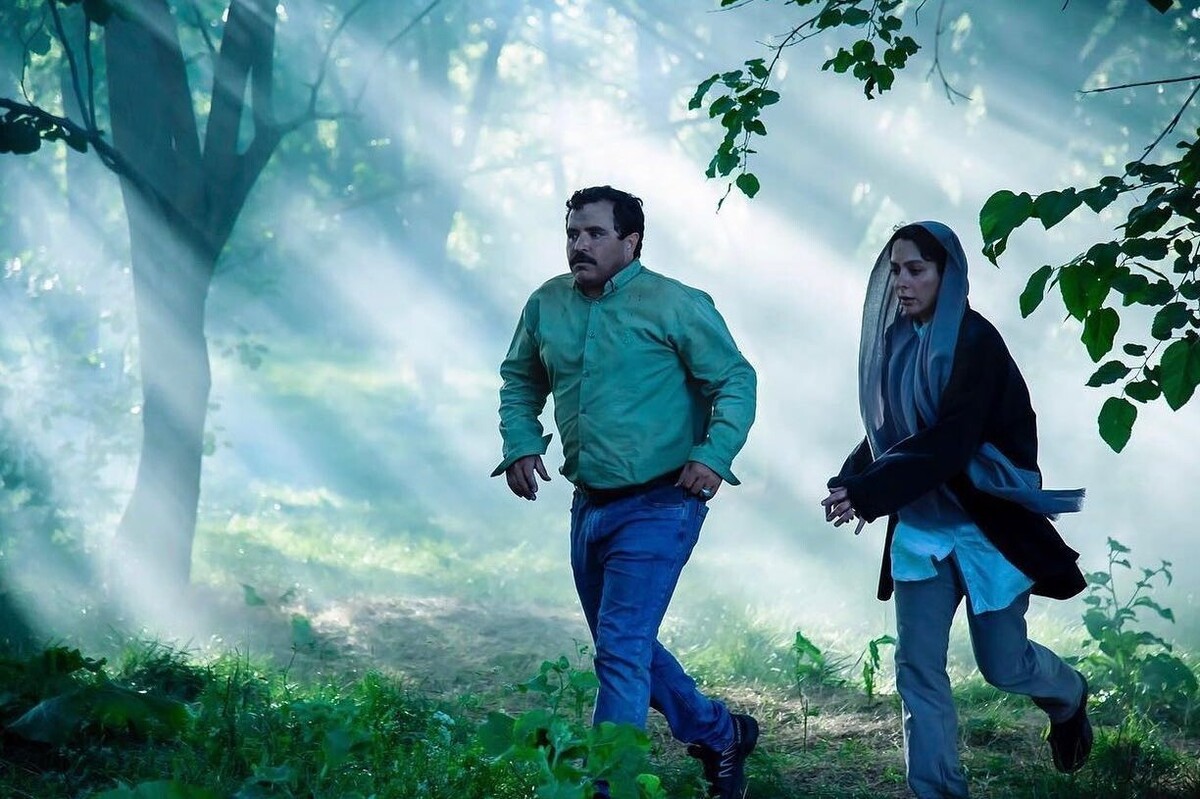 فیلم سینمایی «در آغوش درخت» با حساسیتی عمیق و غنای فرهنگی، داستان کیمیا و فرید، زوجی در آستانه جدایی و تأثیر چالش‌های آنان بر دو پسر کوچکشان را روایت می‌کند.