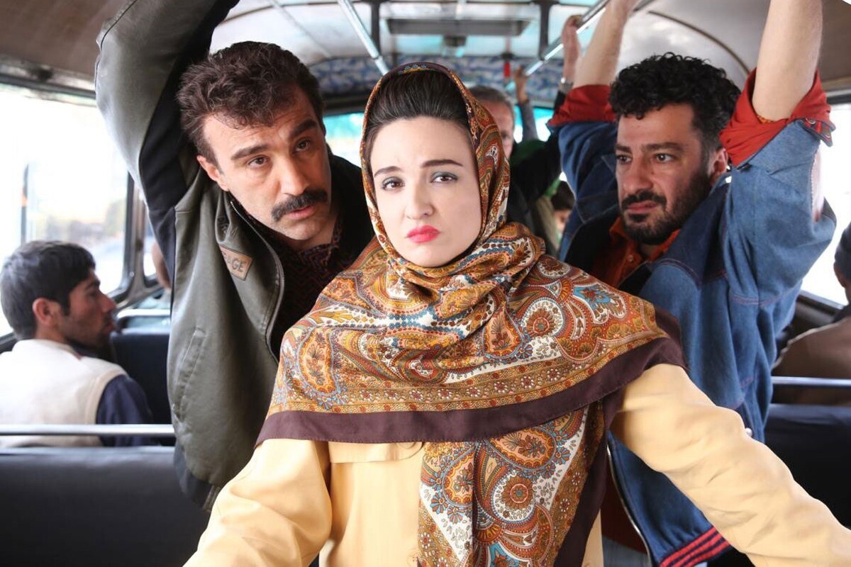 انگار کارگردانان یک فرمول جادویی برای جذب مخاطب کشف کرده‌اند که تکراری نمی‌شود و می‌تواند همیشه مردم را سر ذوق بیاورد و آن، ساخت فیلم‌های دهه‌شصتی است.