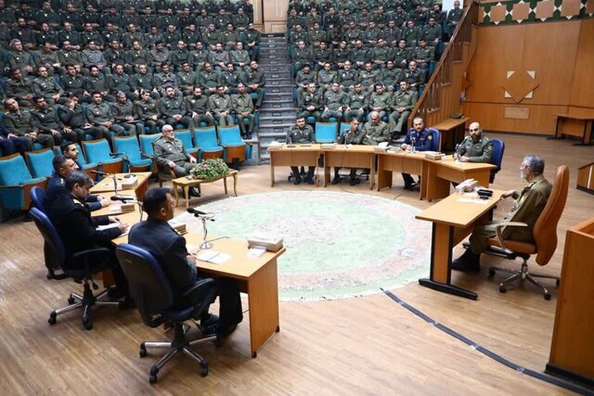 نشست هم‌اندیشی امیر سرلشکر سیدعبدالرحیم موسوی، فرمانده کل ارتش، با دانشجویان دوره ۳۵ دانشگاه فرماندهی و ستاد ارتش برگزار شد.