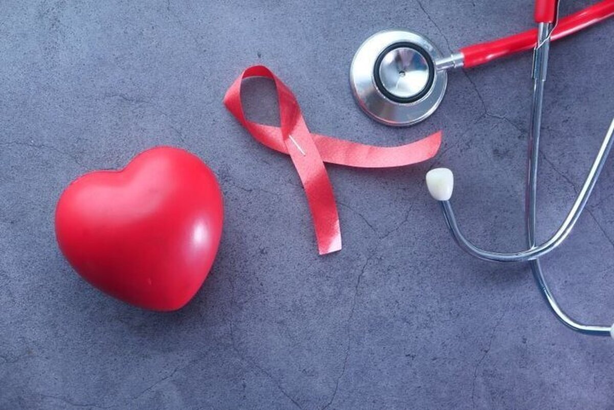 اخیراً رئیس مرکز مدیریت بیماری‌های واگیر وزارت بهداشت از شناسایی ۲۴ هزار و ۷۶۰ بیمار مبتلا به ایدز در ایران خبر داده است؛ خبری که نشان از حضور خاموش این بیماری در جامعه دارد.