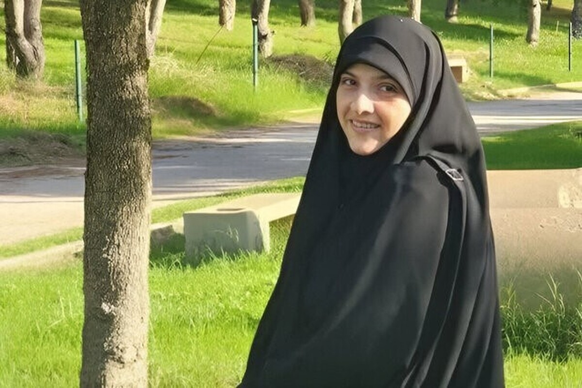 حضور فرزند شهید معصومه کرباسی در حرم امام رضا(ع) را ببینید.
