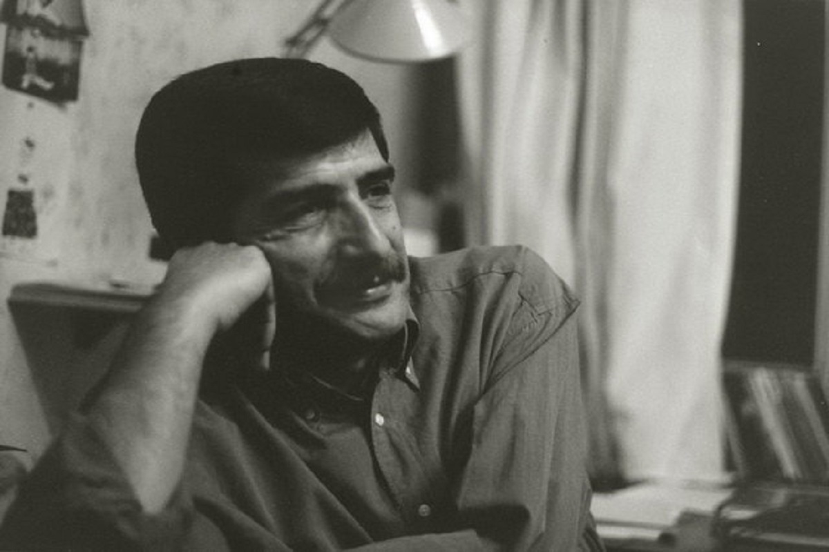 امروز، سوم آبان ماه زادروز هنرمندی است که کار هنر را جولانگاه اندیشه می‌دانست و گرچه زیبایی را خوب می‌دید و می‌پسندید، اما همواره می‌کوشید تا تفکر خود را آراسته به مخاطب منتقل کند.