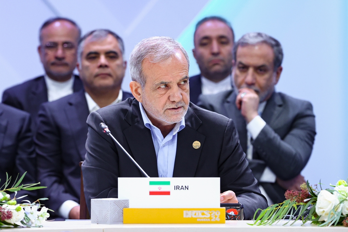 رئیس جمهور در اجلاس بریکس پلاس گفت: بریکس و بریکس پلاس باید سازوکاری شفاف، منصفانه، فراگیر، بدون تبعیض و مبتنی بر قواعد تجارت چند‌جانبه با نگاه ویژه به جهان جنوب و کشورهای در حال توسعه و کمتر توسعه‌یافته، طراحی و اجرا کنند.