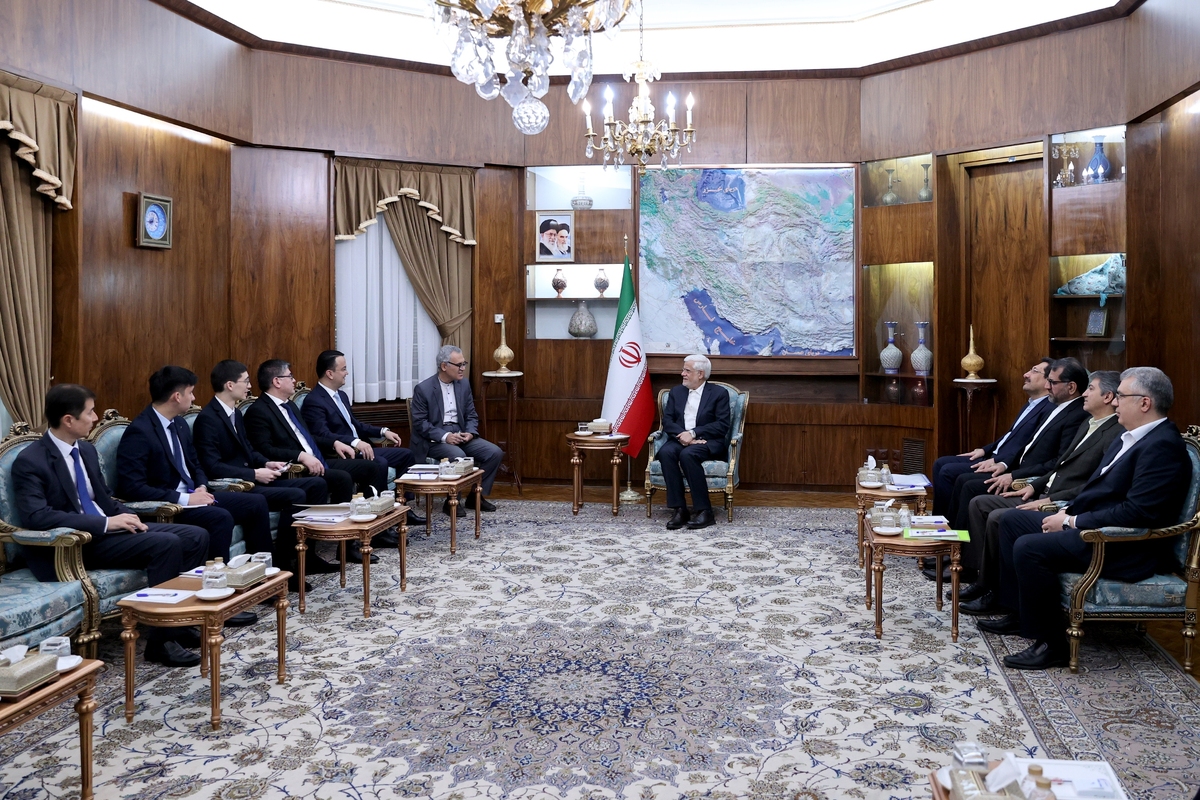 معاون اول رئیس جمهور در دیدار «لذیذ قدرت اف»، وزیر سرمایه گذاری، صنعت و تجارت ازبکستان با بیان اینکه سطح مبادلات تجاری دو کشور در شأن دو ملت بزرگ ایران و ازبکستان نیست، گفت: با توجه به ظرفیت‌ها و توانمند‌های گسترده دو کشور و مشترکات دیرینه فرهنگی دو ملت، می توانیم «اقتصادهای مکمل» یکدیگر باشیم و سطح همکاری‌های اقتصادی را تا ۵ میلیارد دلار افزایش دهیم.